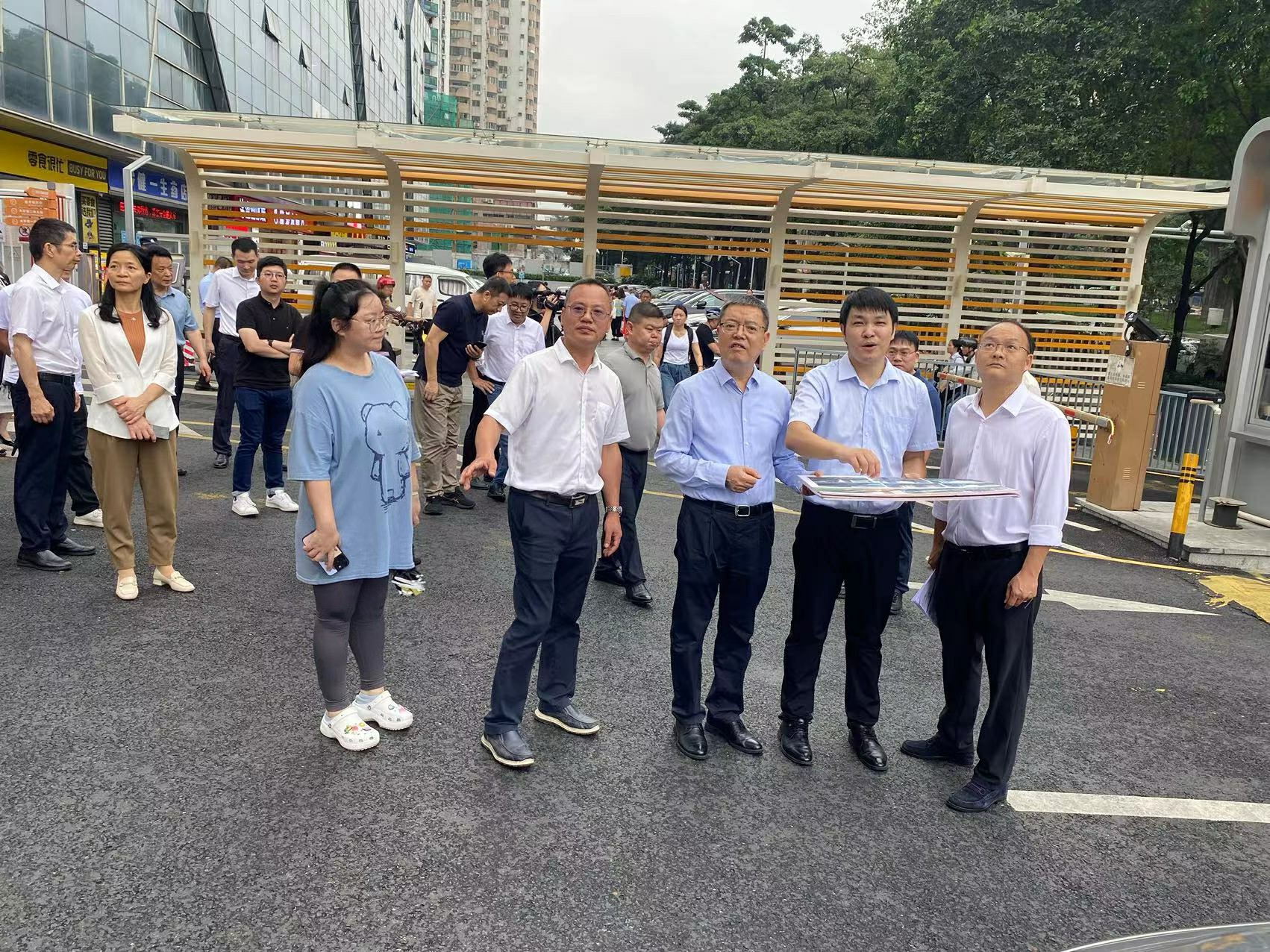 王梦瑶-区政协主席调研城中村项目.jpg